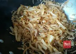 Illustration of how to make braised bean sprouts and shredded pork cakes 6