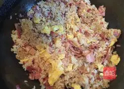 Illustration of how to make bacon and egg fried rice 10