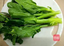 Illustration of how to make stir-fried noodles with minced kale 1