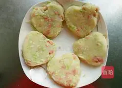 Illustration of how to make cabbage and potato pancakes 6