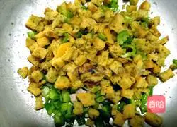 Illustration of how to make fried diced pork with Yuqian corn tortillas 5