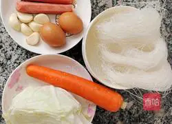 Illustration of how to make fried vermicelli (fried rice noodles with ham, carrots and vegetables) 1