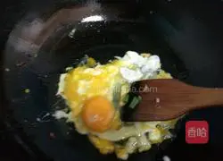 Illustration of how to make snow peas, ham and egg fried rice 7