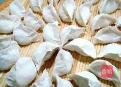 Illustration of how to make three fresh dumplings 5