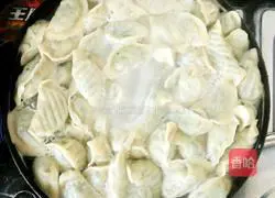 Illustration of how to make leek, egg and fungus dumplings 12