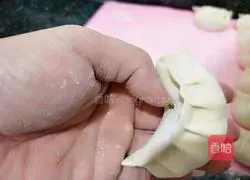 Illustration of how to make leek and shrimp dumplings 20