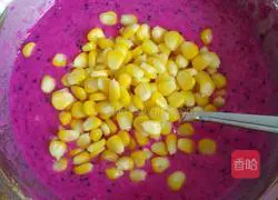 Illustration of how to make dragon fruit egg pancake 9