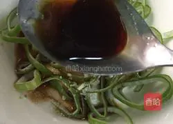 Illustration of how to make spicy and sour wontons 8