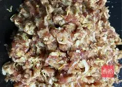 Illustration of how to make pickled cabbage and pork dumplings 5