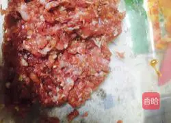 Illustration of how to make steamed meatloaf with chopped pepper 2