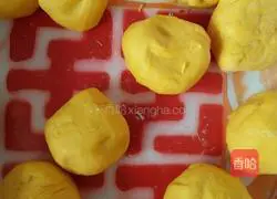 Illustration of how to make double melon buns 9