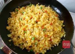 Illustration of how to make golden fried rice 7