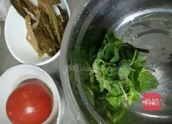 Illustration of how to make tomato, sauerkraut and egg soup noodles 1