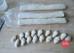 Illustration of how to make leek, egg and shrimp dumplings 12