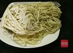 Illustration of how to make noodles with scallion oil 2