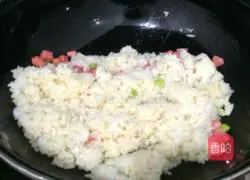 Illustration of how to make ham and egg fried rice 5