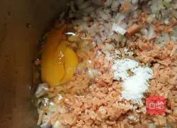 Illustration of how to make onion pancakes with electric pan 3