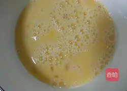 Illustration of how to make egg, sausage and egg fried rice 1