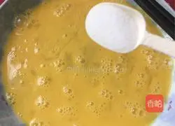 Illustration of how to make golden steamed bun slices 3