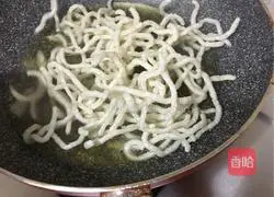 Illustration of how to make waterless leek and egg dumpling fillings 2