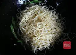 Illustration of how to make fried beans and noodles 9