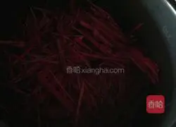 Illustration of how to make shredded pork and beet noodles 2