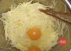 Illustration of how to make shredded potato cakes 2