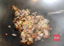 Illustration of how to make pineapple, shrimp and egg fried rice 13
