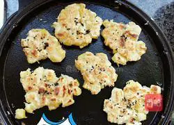 Illustration of how to make potato cakes 9