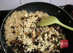 Illustration of how to make seaweed fried rice 12