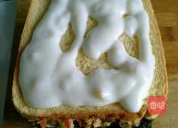 Illustration of how to make seaweed, carrot, green pepper, egg and mushroom sandwich 19