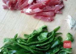 Illustration of how to make fried noodles with shredded pepper and pork 2