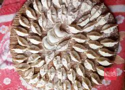 Pork and cabbage dumplings ( Mom's taste) Recipe Illustration 7