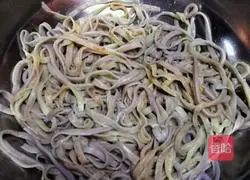 Illustration of how to make rainbow striped noodles 17