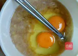 Illustration of how to make banana egg pancake 3