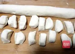 Illustration of how to make celery and pork wontons 5