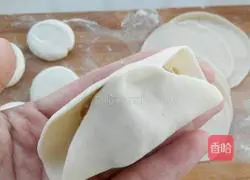 New Year's Eve dinner_Illustration of how to make pork dumplings 11