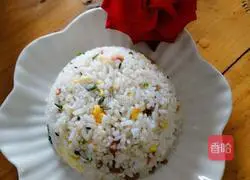 Illustration of how to make fried rice with eggs, ham and sausage 4
