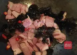 Illustration of how to make fried steamed buns with pepper and eggs 11