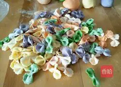 Illustration of how to make butterfly fried noodles 1