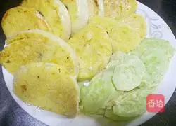 Illustration of how to make egg steamed bun slices with less oil 7