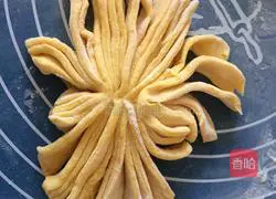 Illustration of how to make chrysanthemum steamed buns 7