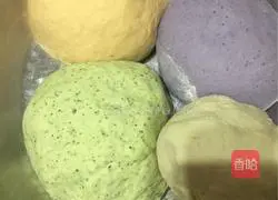 Colorful steamed buns, black sesame seeds Illustration of how to make peanut butter flower rolls 9