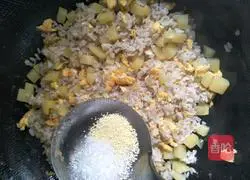 Illustration of how to make potato and egg fried rice 11