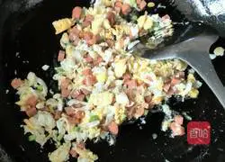 Illustration of how to make bacon and egg fried rice 3