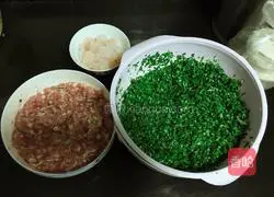 Illustration of how to make three fresh stuffed dumplings 2