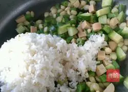 Illustration of how to make three diced corn sausage fried rice 5