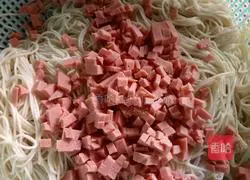 Illustration of how to make thin ham pancakes 5