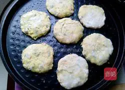 Illustration of how to make celery leaf ham pancakes 6