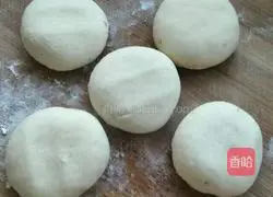 Illustration of how to make mini bean paste cake 3